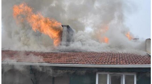 Çayırova'da korkutan çatı yangını