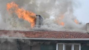 Çayırova'da korkutan çatı yangını
