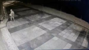 Cem Evi'nden bağış kutusu çalan hırsız kameraya yakalandı