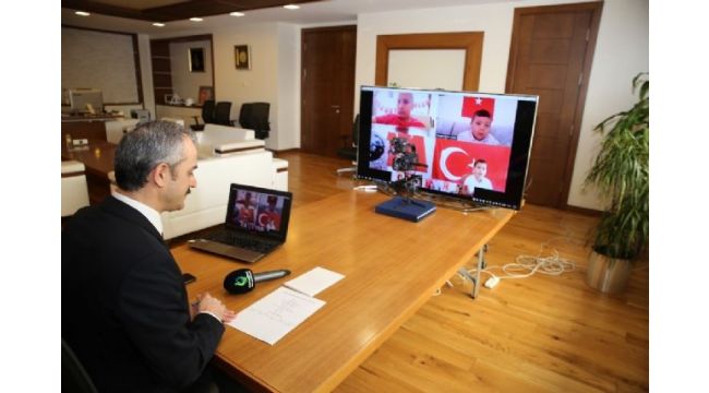 Çiftçi, çocukların coşkusuna video konferansla ortak oldu