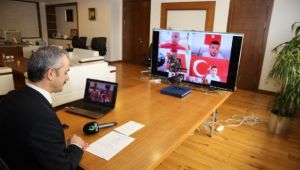 Çiftçi, çocukların coşkusuna video konferansla ortak oldu