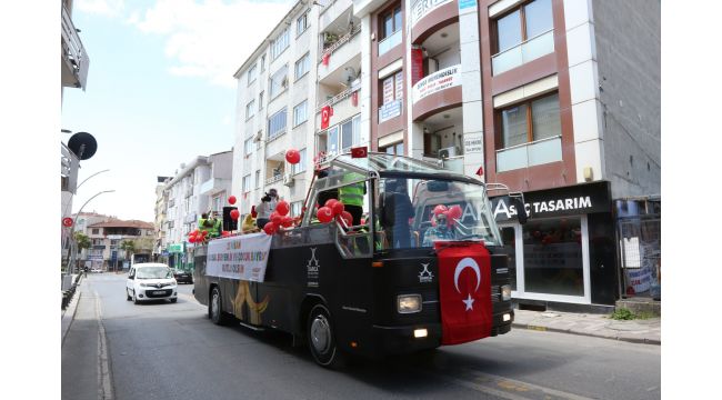 Darıca'da moral otobüsünden marşlar söylendi