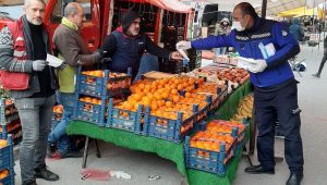 Dilovası'nda pazarcılara maske ve eldiven dağıtıldı