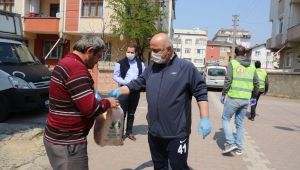 Fırın sahibi belediye başkanı ekmeği elleriyle dağıttı