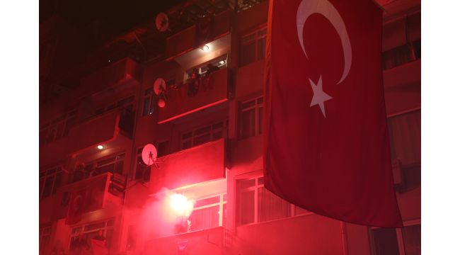 Gebze'de binlerce vatandaş balkonlardan İstiklal Marşı okudu