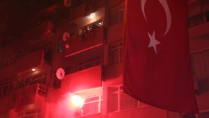 Gebze'de binlerce vatandaş balkonlardan İstiklal Marşı okudu