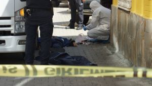 Kamyonetin altında kalan vatandaş hayatını kaybetti