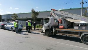 Kamyonetle otomobil çarpıştı