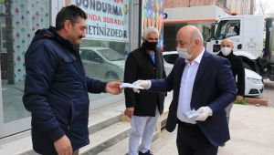 Kapı kapı gezip on binlerce maske dağıttılar