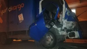 Kargo aracı kaza yaptı: 2 yaralı