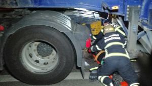 Karşıdan karşıya geçmek isterken tankerin altında kaldı