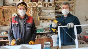 Marangoz, yaptığı oyuncaklarla evden çıkamayan çocukların yüzünü güldürdü