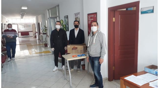 Öğrenciler biriktirdikleri para ile sağlık çalışanlarına siperlik aldı