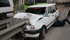 Otomobil bariyerlere ok gibi saplandı: 2 yaralı