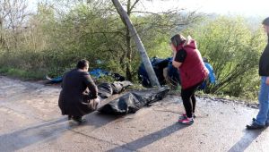 Otomobil elektrik direğine saplandı: 3 ölü