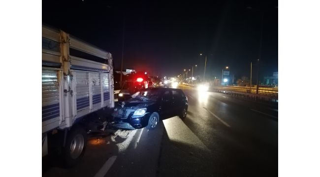 Otomobil emniyet şeridinde duran kamyonete arkadan çarptı