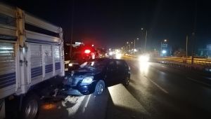 Otomobil emniyet şeridinde duran kamyonete arkadan çarptı