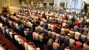 Ramazan ayında teravih namazları evde kılınacak