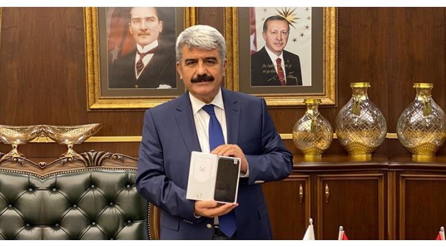 Rektör öğrencilere cep telefonu müjdesi verdi