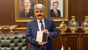 Rektör öğrencilere cep telefonu müjdesi verdi