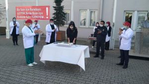 Sağlıkçılardan polislere özel kutlama