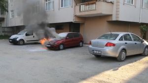 Sahibinin çalıştıramadığı otomobili alev alev yandı