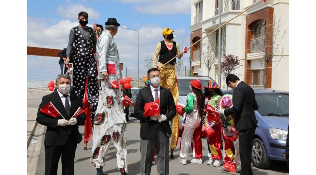 Tahta bacaklılardan, 23 Nisan çocuklarına pencerelerden Türk bayrağı