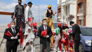 Tahta bacaklılardan, 23 Nisan çocuklarına pencerelerden Türk bayrağı