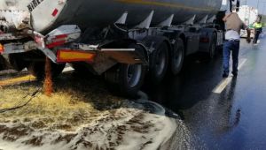 TEM'de kazaya karışan tankerin taşıdığı yağ yola döküldü