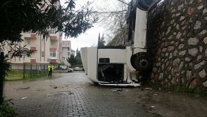 Tır, 5 metrelik istinat duvarından uçtu