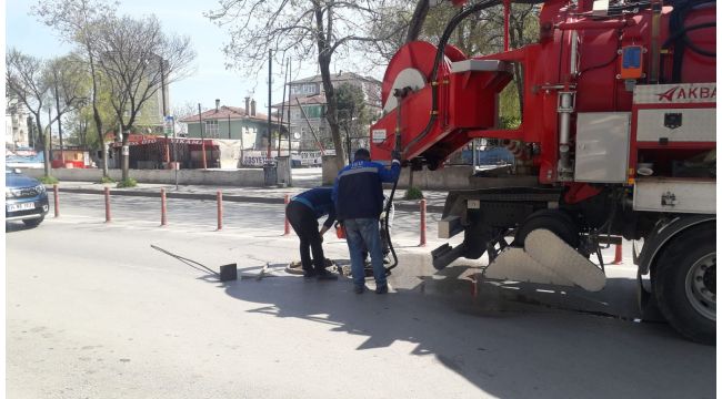 Trafikten boşalan Gebze caddelerinde altyapı temizliği