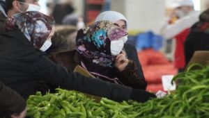 Uyarılara aldırış etmeden sebze ve meyveleri elleriyle seçtiler