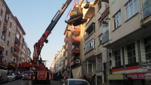 Vinç kepçeyi binanın çatısına çıkardı