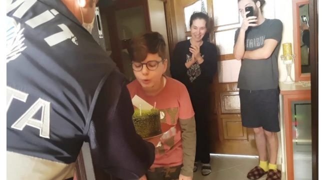 Zabıta ekiplerinden 11 yaşındaki Ege’ye doğum günü sürprizi