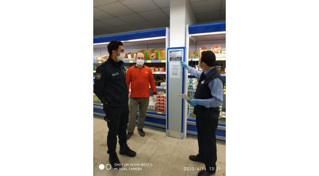 Zabıtadan marketlere sosyal mesafe denetimleri