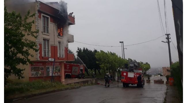 3 katlı binada çıkan yangında mahsur kaldılar