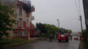 3 katlı binada çıkan yangında mahsur kaldılar