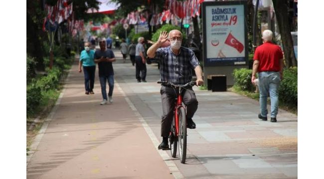 65 yaş üstü yaşlılar sıcak havanın tadını çıkartıyor