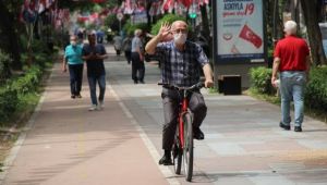 65 yaş üstü yaşlılar sıcak havanın tadını çıkartıyor