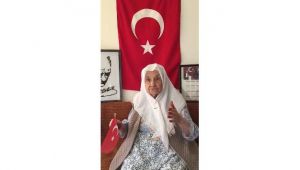 95 yaşındaki Resmiye Nine 19 Mayıs'ı coşkuyla kutladı
