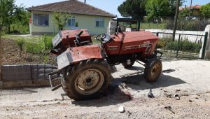 Afganistanlı genç traktörün altında kalarak öldü