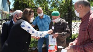 Başkan Hürriyet sokağa çıkan 65 yaş üstü vatandaşlarla bayramlaştı