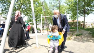 Büyükgöz çocukları hediyelere boğdu