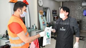 Çayırova’da berber ve kuaförlere maske dağıtıldı