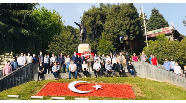CHP Kocaeli Atatürk Anıtına çelenk sundu