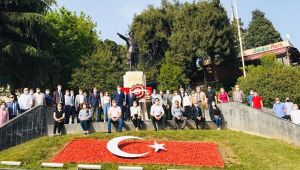 CHP Kocaeli Atatürk Anıtına çelenk sundu