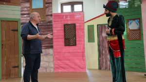 Darıca'da Hacivat ile Karagöz oyunu evlere taşındı