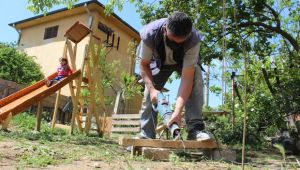 Darıcalı baba çocukları için park inşa etti