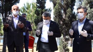 Dilovası protokolü şehitliği ziyaret etti