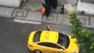 Doğum yapan kadını taksici aracından attı